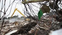 Alat Berat Bersihkan Sisa Puing Kampung Luar Batang