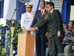 Jalasveva Jayamahe! Jokowi Saksikan Parade Kapal Perang Dunia dari KRI