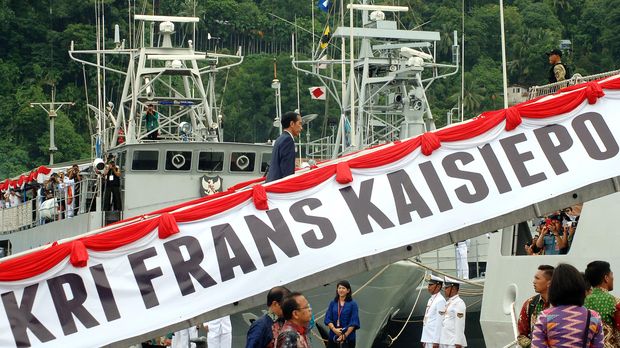 Presiden Joko Widodo menaiki KRI Frans Kaisiepo-368, di Pelabuhan Teluk Bayur, Padang, 2016.