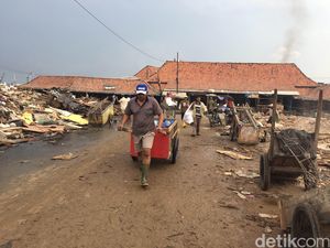 Puluhan Pemulung Mulai Datangi Pasar Ikan Luar Batang Puluhan Pemulung Mulai Datangi Pasar Ikan Luar Batang