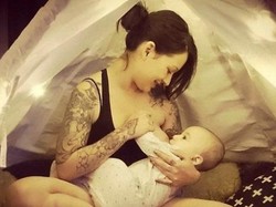 Tak Bisa Menyusui Sementara, Ronja Biarkan Bayinya Disusui 5 Orang Asing