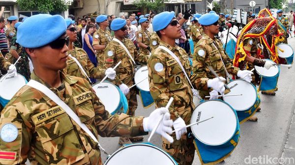 Drum Band Pasukan Indobatt Pukau Warga Libanon