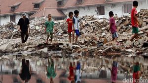 Mengais Barang Tersisa di Kampung Luar Batang
