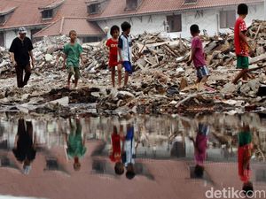 Mengais Barang Tersisa di Kampung Luar Batang Mengais Barang Tersisa di Kampung Luar Batang