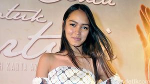 Melayu Nicole Tampil dengan Dress Mini Batik