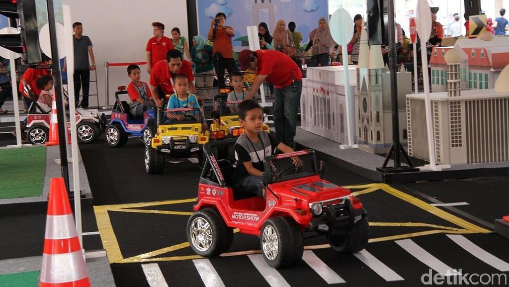 Anak-anak Belajar Tertib Lalu Lintas Anak-anak Belajar Tertib Lalu Lintas