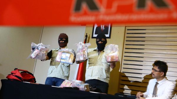 Barang Bukti Penangkapan Bupati Subang dan Jaksa