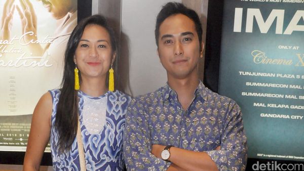 Winky Wiryawan dan Kenes Serasi dengan Warna Biru