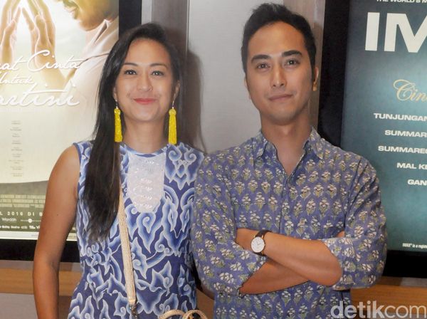 Winky Wiryawan dan Kenes Serasi dengan Warna Biru