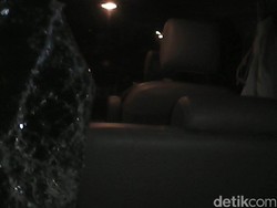 Usai Tabrak Lari, Pria ini Lompat Ke Kali dan Mobilnya Dirusak Warga