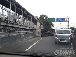 Truk Terguling di Tol Dalam Kota, Awas Macet!