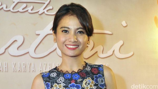 Acha Septriasa Manis Dibalut Dress Floral