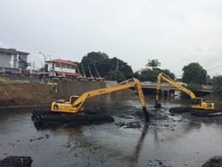 Alat Berat Mulai Bersihkan Sisa Puing Kampung Luar Batang