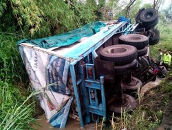 Trailer Muat Tabung Elpiji Masuk ke Sungai, Sopir Terjepit