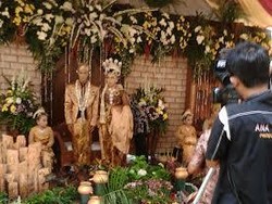 Pasangan ini Tetap Menikah Meski Rumahnya Banjir