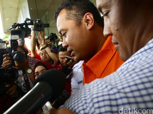 Jaksa Fahri Tersangka Kasus Suap Bupati Subang Diantar ke KPK Jaksa Fahri Tersangka Kasus Suap Bupati Subang Diantar ke KPK