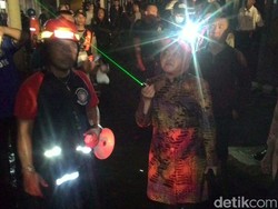 Saat Risma Pantau Lokasi Kebakaran di Komplek Pasar Atom