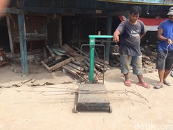 Warga Luar Batang Jual Besi Bekas Rumahnya untuk Menyambung Hidup