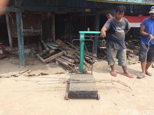 Warga Luar Batang Jual Besi Bekas Rumahnya untuk Menyambung Hidup Warga Luar Batang Jual Besi Bekas Rumahnya untuk Menyambung Hidup