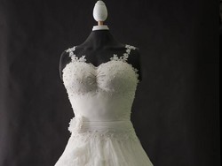 Dibuat 300 Jam, Gaun Pengantin Ini Tak Akan Bisa Dipakai Mempelai Manapun