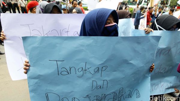 Aksi Demo desak KPK Tahan Ahok