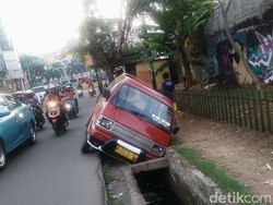 Ada Angkot Masuk Parit di Pondok Gede, Sopir Diduga Mengantuk