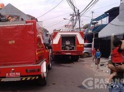Warga Cipinang Histeris Melihat Rumahnya Ludes Dilalap Api