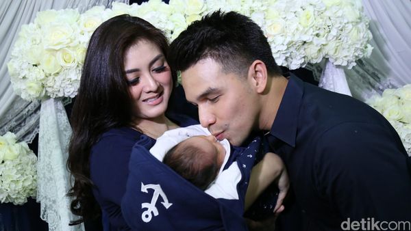 Kebahagiaan Jonathan Frizzy dan Istri Sambut Anak Ketiga