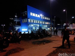 IKEA Alam Sutera Masih Disisir Gegana, Pengunjung Berusaha Masuk