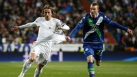 Luka Modric berusaha melewati Arnold. Dalam pertandingan ini Madrid unggul penguasaan bola 58%-42% atas Wolfsburg. Sergio Perez/Reuters/detikFoto.