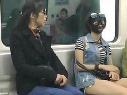 Jadi Viral, Aksi Wanita yang Pakai Masker Kecantikan di Kereta