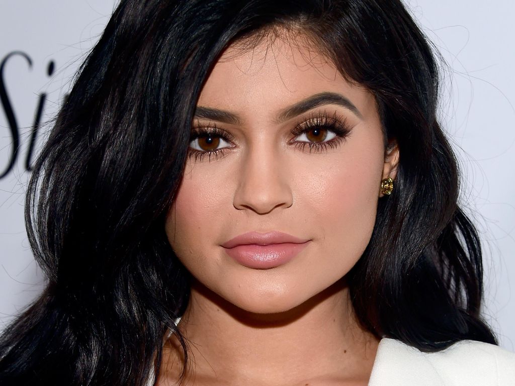 Kylie Jenner Bongkar Alasan Nyandu Filler Bibir, Berawal dari Ciuman Gagal