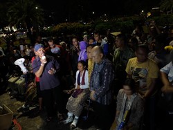 Didatangi Teten dan Mensesneg, Ibu-ibu Pendemo Lepas Cor Semen di Kakinya