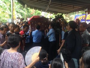 Isak Tangis Keluarga Sambut Kedatangan Jenazah Parada di Rumah Duka