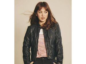 Mengintip Gaya Busana Smart Casual Song Hye Kyo di Descendants of The Sun