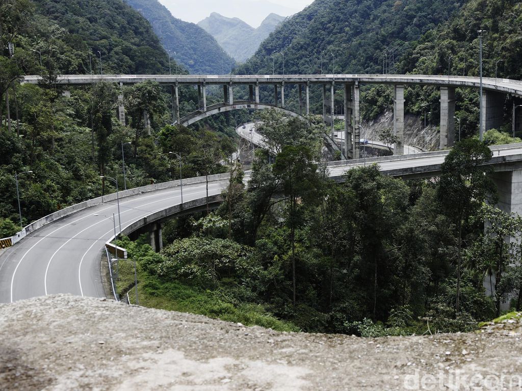 Detik-detik Evakuasi Pria Terjatuh dari Jurang Kelok Sembilan Sumbar Detik-detik Evakuasi Pria Terjatuh dari Jurang Kelok Sembilan Sumbar