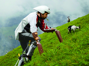 Ekstrem! Pria Ini Hindari Stres dengan Mencoba Jadi Kambing