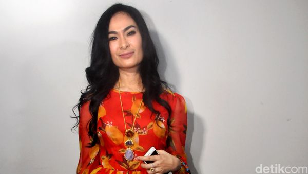 Iis Dahlia Bergaya Bak Anak Muda