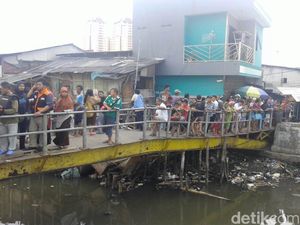 Warga Berharap Jembatan Luar Batang ke Kampung Akuarium Tidak Dirobohkan Warga Berharap Jembatan Luar Batang ke Kampung Akuarium Tidak Dirobohkan