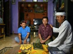 Bupati Dedi Sambangi dan Sumbang Uang Modal Usaha ke Keluarga Irma Bule