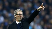 Laurent Blanc memberikan pengarahan kepada para pemain Paris Saint-Germain. Darren Staples/Reuters/detikFoto.