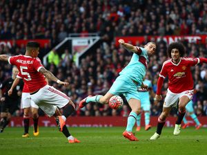 Setan Merah Waspadai Ancaman Andy Carroll