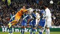 Benaglio melompat untuk mengamankan gawangnya dari serangan para pemain Real Madrid. Juan Medin/Reuters/detikFoto.