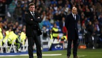 Dieter Hecking dan Zinedine Zidane tampak serius mengamati jalannya pertandingan. Sergio Perez/Reuters/detikFoto.