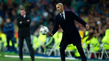 Celana Robek dan Acungan Jempol untuk Zizou