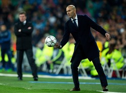 Celana Robek dan Acungan Jempol untuk Zizou