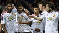 Para pemain Manchester United merayakan gol. Dengan kemenangan ini, MU lolos ke babak semifinal Piala FA untuk menghadapi Everton. Toby Melville/Reuters/detikFoto.