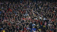 Fans Atletico Madrid terus memberikan dukungan kepada timnya. Juan Medina/Reuters/detikFoto.