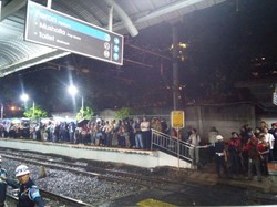 Begini Saat Penumpang Mesti Basah-basahan Menunggu Commuter Line di Stasiun Sudirman