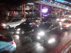 Hujan, Arus Lalu Lintas di Jl Metro Pondok Indah Macet